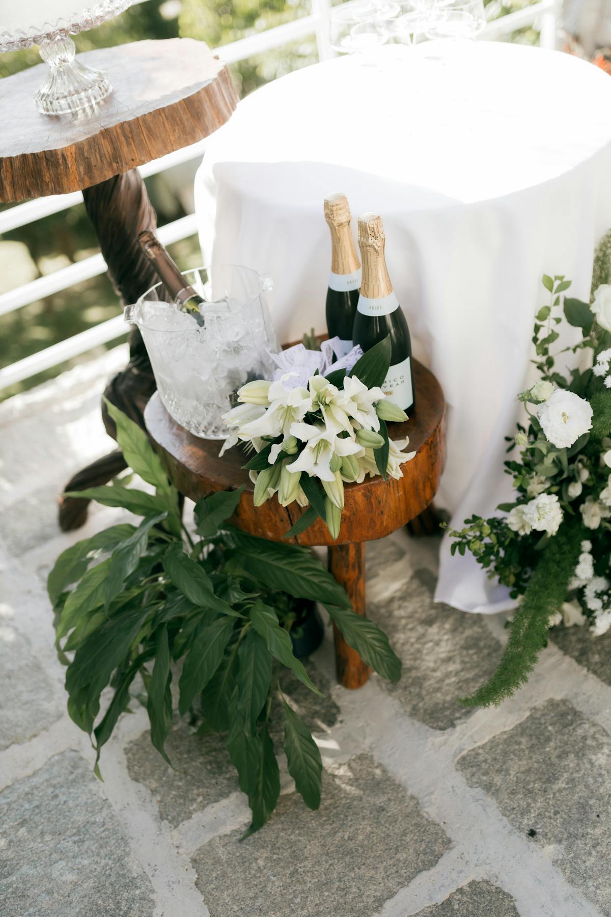 Welcome зона с шампанским и белыми цветами