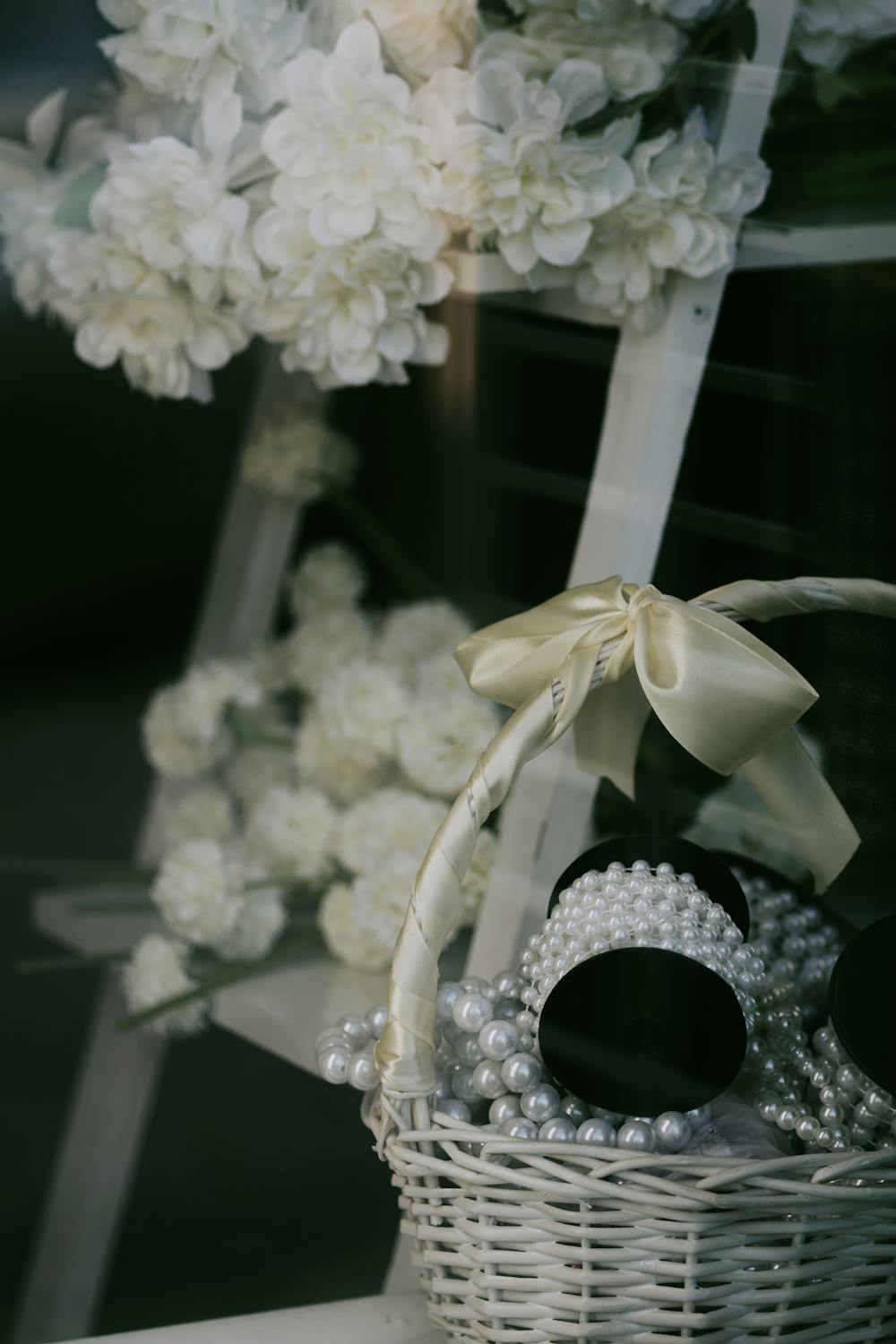 Нежные белые цветы и жемчуг